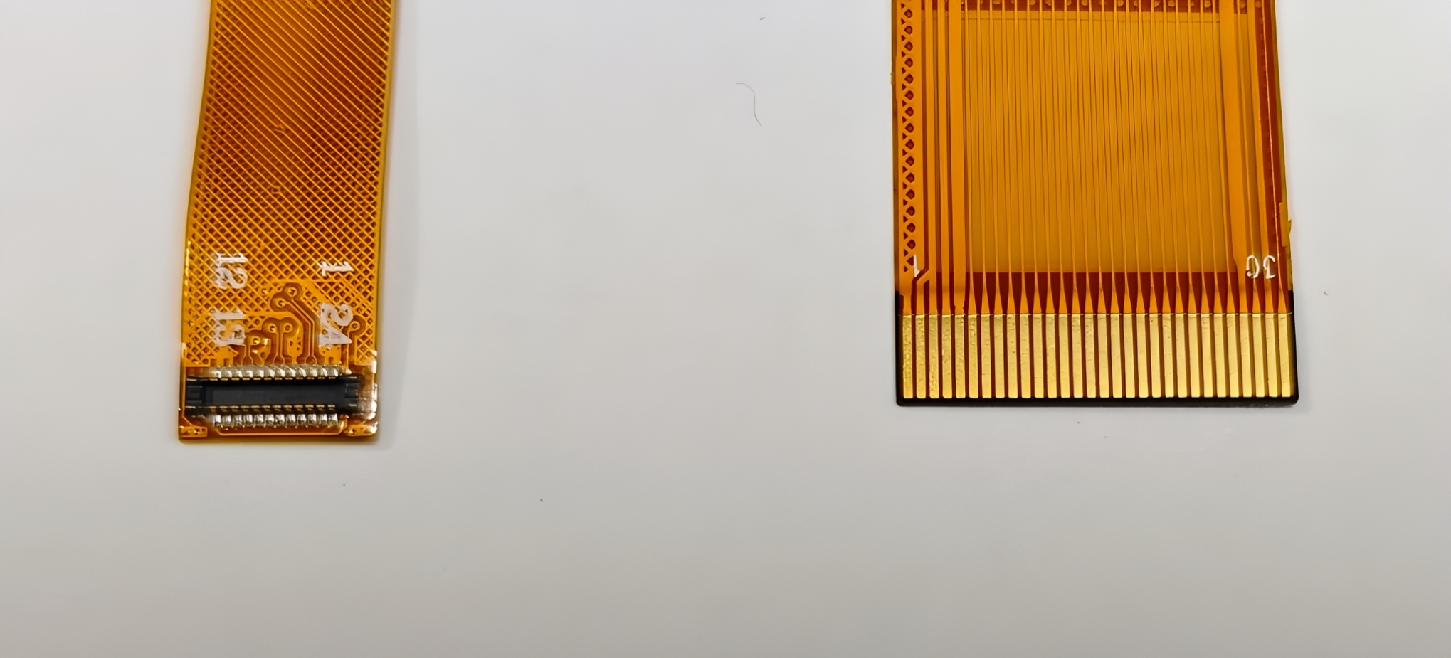 Er det bedre at bruge et B TO B-stik eller et guldfingerstik til fleksible skærmkabler?